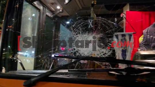 Të tjera incidente nga protestuesit, thyejnë xhamat e autobusëve dhe djegin koshat e mbeturinave