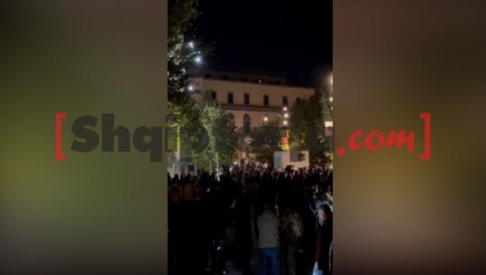 Protestuesit shkojnë te bashkia e Tiranës, godasin godinën me sende