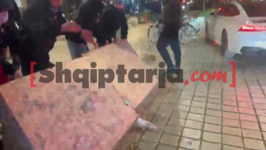 Protestuesit thyejnë stolin e mermertë, e hedhin në rrugë