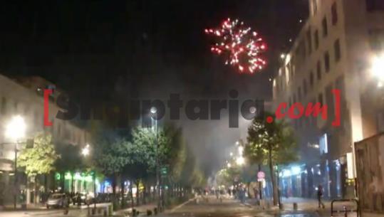 Protestuesit shkojnë te bulevardi ‘Zogu I’, hedhin fishekzjarrë