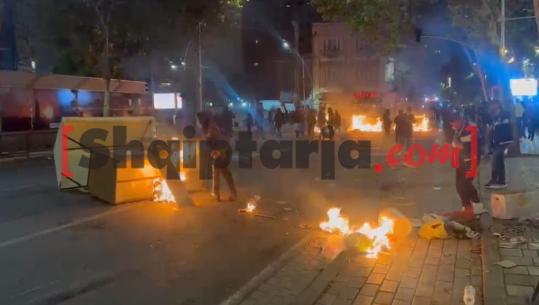 Vijojnë trazirat, protestuesit u vënë flakën stendave