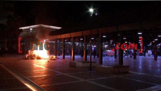 Akte të tjera dhune nga protestuesit, u vënë flakën tezgave në ‘Pazarin e Ri’