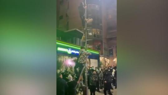 Protestuesi hipën në shtyllën elektrike, thyen kamerat e sigurisë