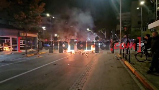 Protestuesit zhvendosen te rruga ‘Bardhyl’, djegin sërish kosha mbeturinash