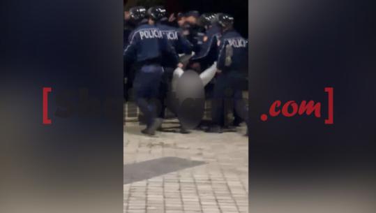 Protestuesi thyen këmbën, 4 policë e mbajnë nga gjymtyrët! Dërgohet te ‘Trauma’ për ndërhyrje kirurgjikale