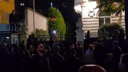 Protesta e dhunshme/ Ministria e Jashtme: Dënojmë aktet e vandalizmit tek selia e Nunciaturës Apostolike në Tiranë! Autorët  duhet të identifikohen dhe të përgjigjen përpara ligjit
