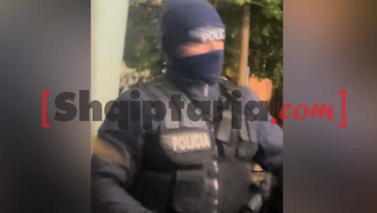 Të armatosur dhe të maskuar si policë vodhën banesën në Elbasan, shpallen në kërkim tre autorët