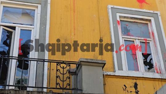 Çfarë la pas sulmi i dhunshëm te Ministria e Arsimit, gurët ende në oborr, xhamat e bëra copash