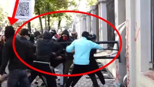 16 protestues të arrestuar e 49 nën hetim! Policia: U sulmuan efektivët me molotovë e gurë, iu vu flaka katit të parë të Bashkisë, u shkatërruan biznese