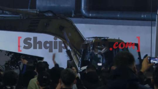 Protesta e dhunshme në Tiranë, momenti kur protestues të maskuar hipin në një fadromë, heqin edhe një tabelë reklamash (VIDEO)