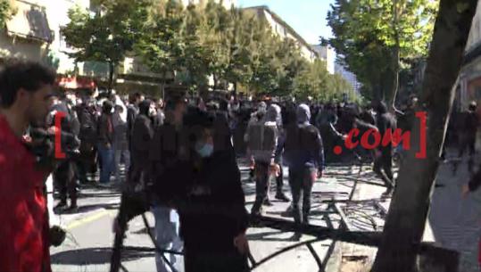 LIVE TV- Protesta/ Sërish akte dhune para Ministrisë së Arsimit! Të rinj të maskuar shkulin kangjellat, sulm me gurë e molotovë! Policia brenda oborrit të godinës