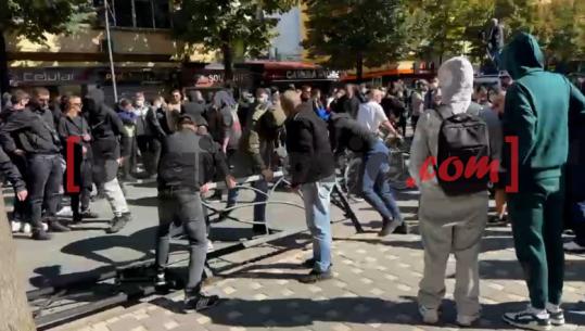 VIDEO/ Momenti kur protestuesit e maskuar shkulin kangjellat dhe i mbledhin para godinës së Ministrisë së Arsimit