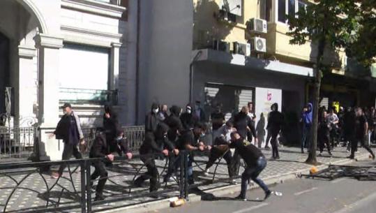 Protestuesit ‘barrikadë’ autobotit të ujit, vendosin kangjella në mes të rrugës