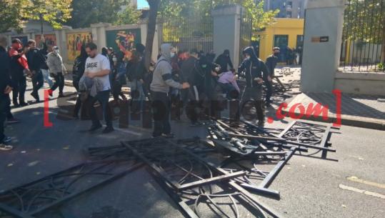 LIVE TV- Akte dhune te Ministria e Arsimit, të maskuarit sulmojnë me gurë e molotovë! Barrikadë autobotit të ujit, vendosin kangjella në mes të rrugës