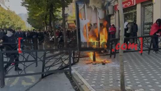 Agravon protesta, protestuesit e maskuar i vënë flakën tabelës së reklamave 