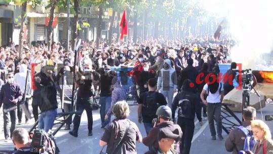 Protesta e dhunshme, protestuesit sulmojnë me gurë edhe gazetarë