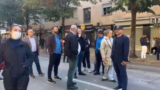 Grupi i PD anulon mbledhjen, deputetët i bashkohen protestës