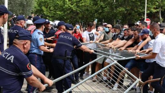 Protesta e dhunshme para Ministrisë së Arsimit, 9 të shoqëruar