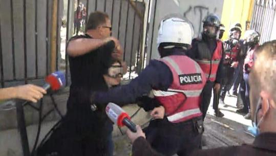 ‘Po protestoj paqësisht’, momenti kur e reja shoqwrohet nga policia