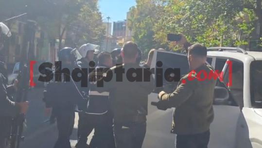 Protesta e dhunshme, policia shoqëron disa persona! Revoltohen protestuesit e tjerë: Mos i prekni studentët