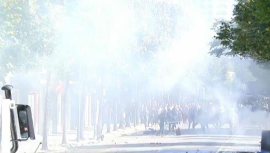Protesta e dhunshme, hidhet molotov drejt Ministrisë së Arsimit