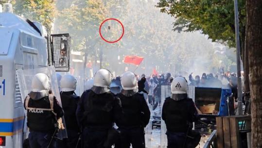 Report Tv sjell pamjet/ Momenti kur protestuesit sulmojnë me gurë efektivët e Policisë 