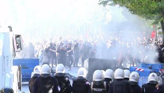 Tensione në protestë, thirrje edhe kundër opozitës! Protestuesi: PD, PD, këlysha komunistësh!