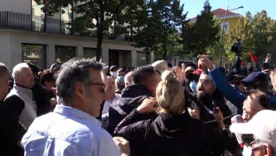 ‘Deputetët të krimit’, protestuesit rrethojnë Palokën: Rama në burg, Berisha në burg! I hedhin ujë dhe shishe