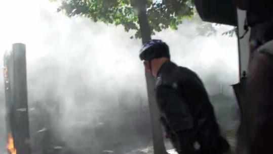 Protesta e dhunshme, policia hedh gaz lotsjellës! Protestuesit shkulin ndriçuesit e rrugëve