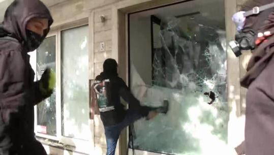 Vijojnë përleshjet në protestë, protestuesit e maskuar sulm edhe ndaj një banke të nivelit të dytë! I thyejnë xhamat