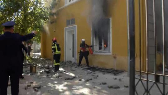 LIVE TV- Protesta/ Të maskuarit i vënë flakën një zyre në Ministrinë e Arsimit dhe një banke! Sulme me gurë e molotovë drejt policëve! 9 të shoqëruar, 5 të lënduar
