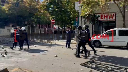 Protesta e dhunshme para Ministrisë së Arsimit, policia shoqëron edhe 2 protestues të tjerë