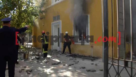 LIVE TV- Protesta/ Të maskuarit i vënë flakën një zyre në Ministrinë e Arsimit dhe një banke! Sulme me gurë e molotovë drejt policëve! 9 të shoqëruar, 5 të lënduar