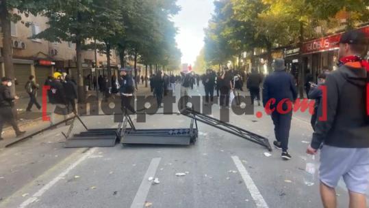 Protestuesit formojnë bllokadë me stola, kangjella e kosha, policia hedh ujë