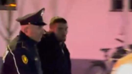 Tragjedia në Shkozë, dy të moshuar humbën jetën nga zjarri! Report TV siguron foton e autorit teksa shoqërohet nga Policia