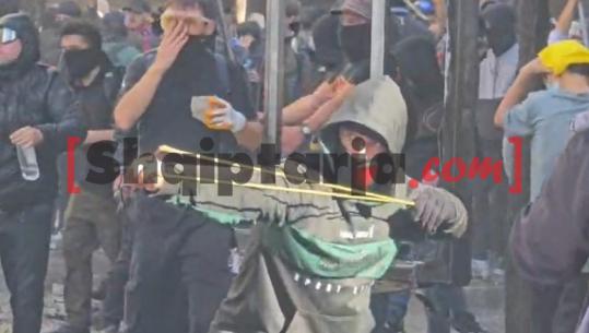 ‘Armë’ e re në protestë, i riu me maskë gjuan me llastik