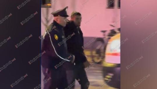 Tragjedia në Shkozë, dy të moshuar humbën jetën nga zjarri! Report TV siguron foton e autorit teksa shoqërohet nga Policia