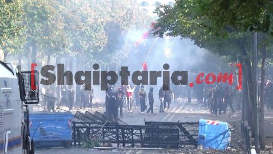 ‘Fronte’ lufte para Ministrisë së Arsimit, protestuesit vendosen pas bllokadës dhe gjuajnë me gurë efektivët