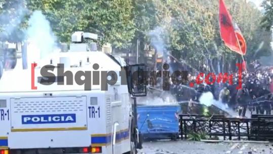 Protestuesit hedhin fishekzjarrë drejt autobotit