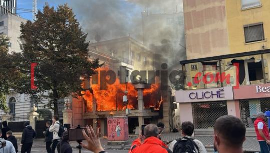 E shkatërruan një ditë më parë, protestuesit sot i vënë zjarrin ‘Iute Credit’