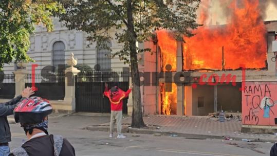 ‘Iute Credit’ në flakë, protestuesit festojnë! Brohorasin dhe bëjnë foto para biznesit të mikrokredive