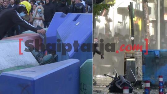 Protestuesit shkatërrojnë semaforët, i djegin bashkë me stolat plastikë