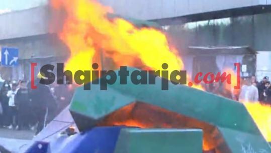 Protestuesit shkatërrojnë semaforët, i djegin bashkë me stolat plastikë