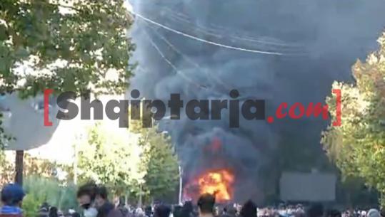LIVE TV- Tymi mbulon qendrën e Tiranës, protestuesit djegin stola e semaforë, zjarri merr përmasa të mëdha! Shkrumbohet Iute Credit, një bankë dhe një zyrë te Ministria e Arsimit! Sulme policëve! 20 të shoqëruar, 5 të lënduar