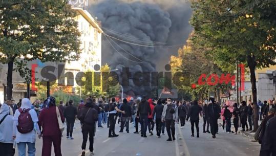 LIVE TV- Tymi mbulon qendrën e Tiranës, protestuesit djegin stola e semaforë, zjarri merr përmasa të mëdha! Shkrumbohet Iute Credit, një bankë dhe një zyrë te Ministria e Arsimit! Sulme policëve! 20 të shoqëruar, 5 të lënduar