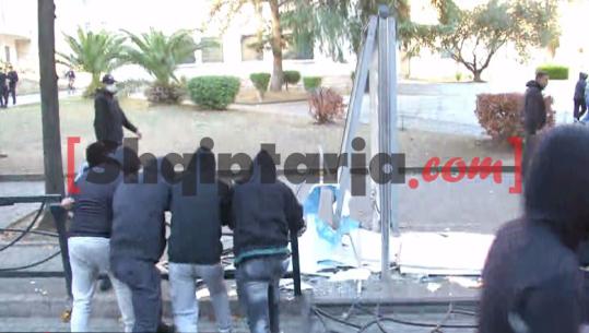 Protestuesit shkojnë nga Ministria e Arsimit drejt Kuvendit, shkulin kangjellat metalike dhe shkatërrojnë gjithçka u del para: Vetëm dhunë!