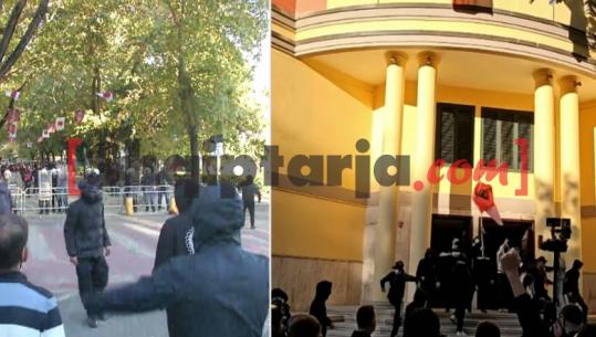 Protestuesit sulmojnë me gurë Ministrinë e Ekonomisë, hedhin fishekzjarre drejt efektivëve! Policia kundërpërgjigjet me gaz lotsjellës