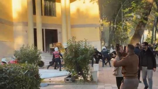 Protestuesit shpërthejnë derën e Ministrisë së Financave, nxjerrin jashtë orenditë! Thyejnë kamerat e xhamat, flakë në godinë