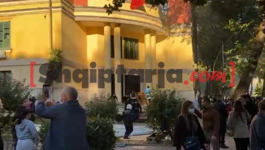 Sulmi e flakët te Ministria e Ekonomisë, policia nis me shoqërimet e protestuesve