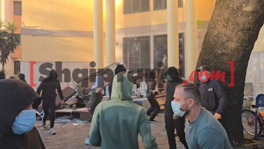 Protestuesit sulm Ministrisë së Financave, përleshen me gurë me policinë! Hidhet gaz lotsjellës